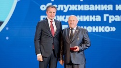 Вячеслав Гладков вручил Виктору Горбаню региональную награду
