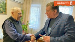 Глава Грайворонского округа вручил юбилейную медаль труженику тыла