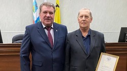 Геннадий Бондарев вручил награды грайворонским наставникам