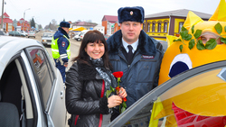 Сотрудники ГИБДД поздравили женщин—водителей с 8 Марта
