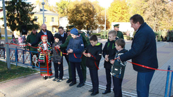 Власти Грайворонского округа подарили детям войсковой части комплект игровой площадки