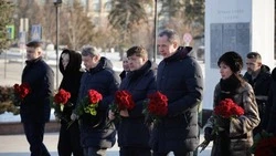 Вячеслав Гладков возложил цветы к мемориалам в День защитника Отечества