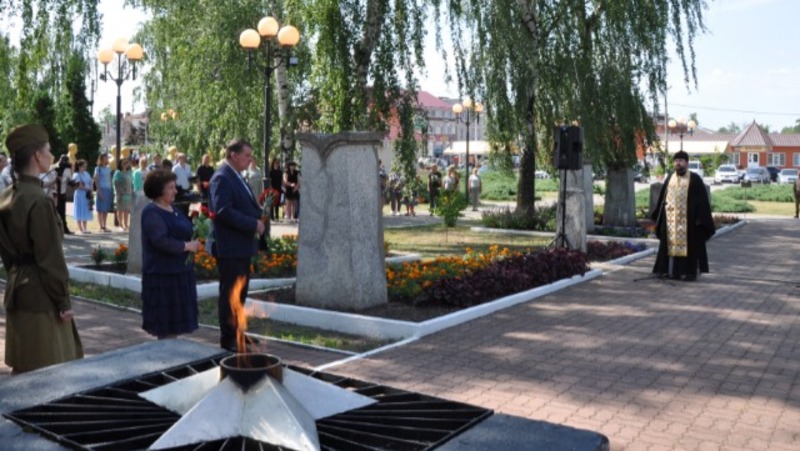 Ребенок возлагает цветы к вечному огню рисунок