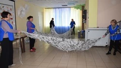 Грайворонские волонтёры передали бойцам СВО более 60 маскировочных сетей и около 2000 свечей