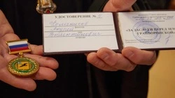 Глава администрации Грайворонского округа вручил медали Екатерине Алихановой и Андрею Колесникову