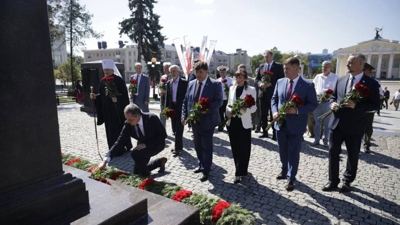 Вячеслав Гладков почтил память героев в День освобождения города от немецко-фашистских захватчиков