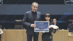 Вячеслав Гладков вручил грайворонке благодарственное письмо 