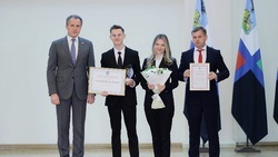 Вячеслав Гладков вручил юным белгородцам губернаторские стипендии в двух номинациях 