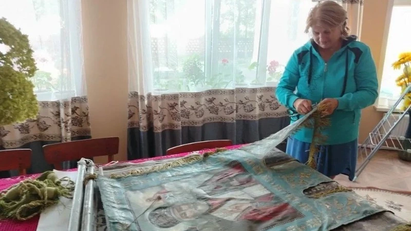 Старинная хоругвь найдена в Грайворонском округе при демонтаже старой сторожки