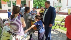 Геннадий Бондарев посетил пункт временного проживания грайворонцев в Строителе