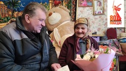 Глава Грайворонского округа вручил жительнице села Косилово юбилейную медаль к 80-летию Победы