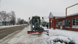 16 единиц техники приступили к очистке дорог от снега в Грайворонском округе