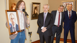 Никас Сафронов представил белгородцам выставку своих работ