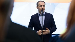Вячеслав Гладков вручил 100 почётных знаков «Доброволец Белгородчины»
