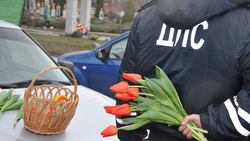 Полицейские вручили цветы женщинам-водителям в Грайворонском горокруге