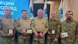 Вячеслав Гладков вручил медали бойцам грайворонской территориальной самообороны