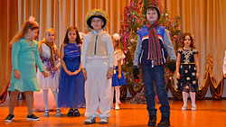 Школа имени В. Г. Шухова провела детские новогодние спектакли