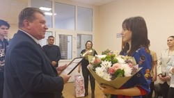 Глава Грайворонского округа поздравил многодетных матерей с заслуженной наградой