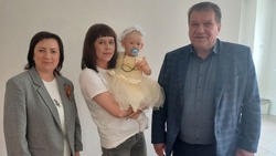 Глава Грайворонского округа поздравил семью с днём рождения ребёнка