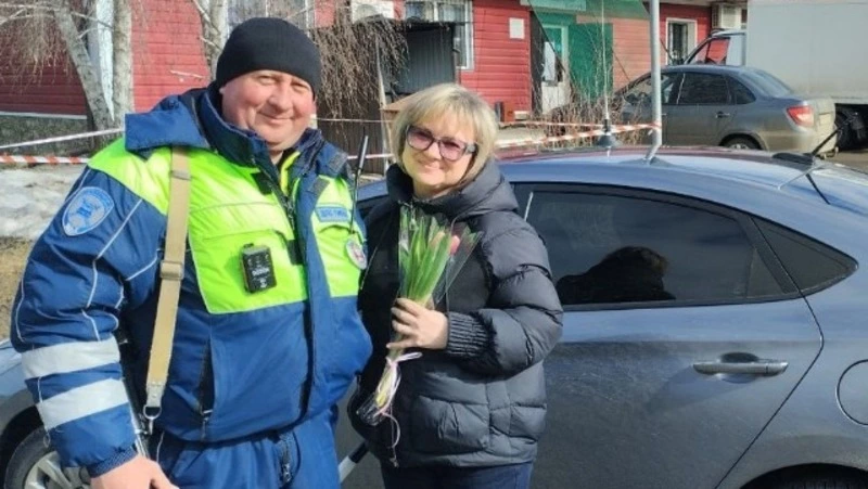 Цветочные патрули поздравили женщин-водителей в Грайворонском округе