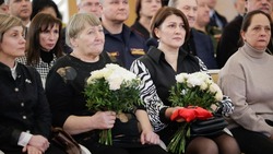 Вячеслав Гладков передал ордена Мужества семьям погибших участников СВО