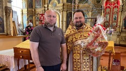 Глава Грайворонского округа поздравил благочинного с 20-летием служения