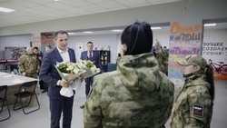 Вячеслав Гладков вручил подарки к 8 Марта девушкам из территориальной обороны 