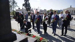 Вячеслав Гладков почтил память героев в День освобождения города от немецко-фашистских захватчиков