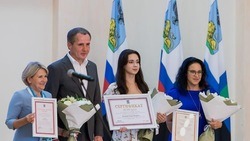 Вячеслав Гладков вручил премию губернатора 52 стобалльникам 