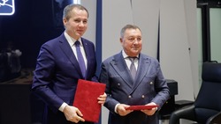 Вячеслав Гладков подписал соглашение о партнёрстве с УК «Развитие»