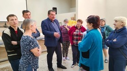 Геннадий Бондарев посетил грайворонцев в пункте временного размещения Старого Оскола