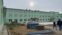 Рабочие завершают реконструкцию фасада Козинской школы Грайворонского округа