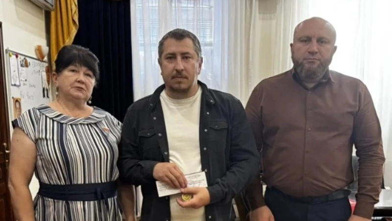 Глава Грайворонского округа передал медаль сыну Гусейна Султанбекова