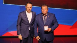 Губернатор наградил Геннадия Бондарева памятной медалью партии «Единая Россия»