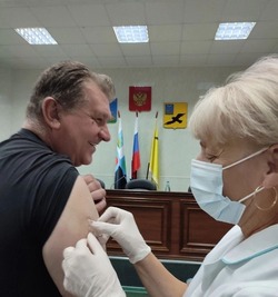 Глава Грайворонского округа Геннадий Бондарев сделал прививку от гриппа