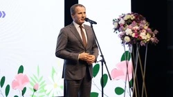 Вячеслав Гладков вручил 40 почётных знаков «Материнская слава» белгородским родителям 