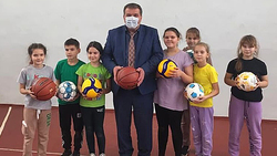 Глава Грайворонского округа подарил Дорогощанским школьникам 17 мячей