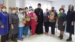 Грайворонцы поздравили пациентов и сотрудников ЦРБ с новогодними праздниками