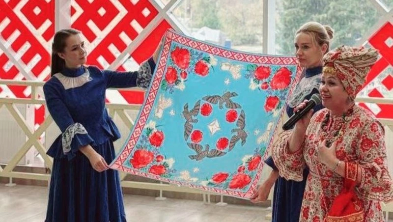 Грайворонские мастера представили платок «Белгородский Покров»