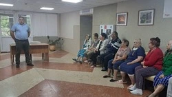 Александр Коноркин посетил грайворонцев в пункте временного размещения в Старом Осколе