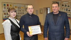 Геннадий Бондарев вручил свидетельство о предоставлении соцвыплаты на строительство жилья в селе