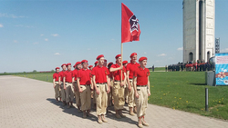 Юнармейцы Гора – Подольской школы прошагали на параде у Звонницы в Прохоровском районе