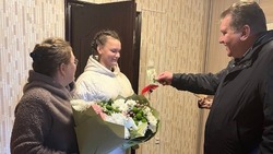 Глава Грайворонского округа вручил детям-сиротам ключи от нового жилья