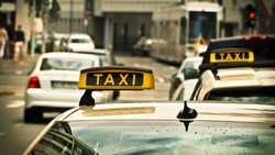 Водители с нарушением слуха смогут получить работу в такси