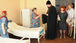 Власти округа и священник поздравили пациентов ЦРБ со Светлой Пасхой