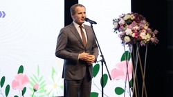Вячеслав Гладков вручил 40 почётных знаков «Материнская слава» белгородским родителям 