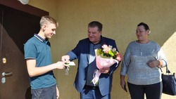 Грайворонские власти вручили ключи от нового жилья детям-сиротам