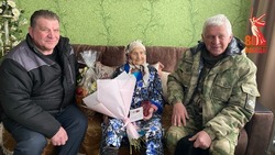 Глава Грайворонского округа вручил юбилейные медали к 80-летию Победы двум труженицам тыла