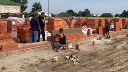 Строители приступили к возведению стен здания социально-культурного центра в грайворонском селе