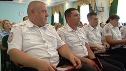 Замминистра внутренних дел России вручил награды лучшим сотрудникам полиции области